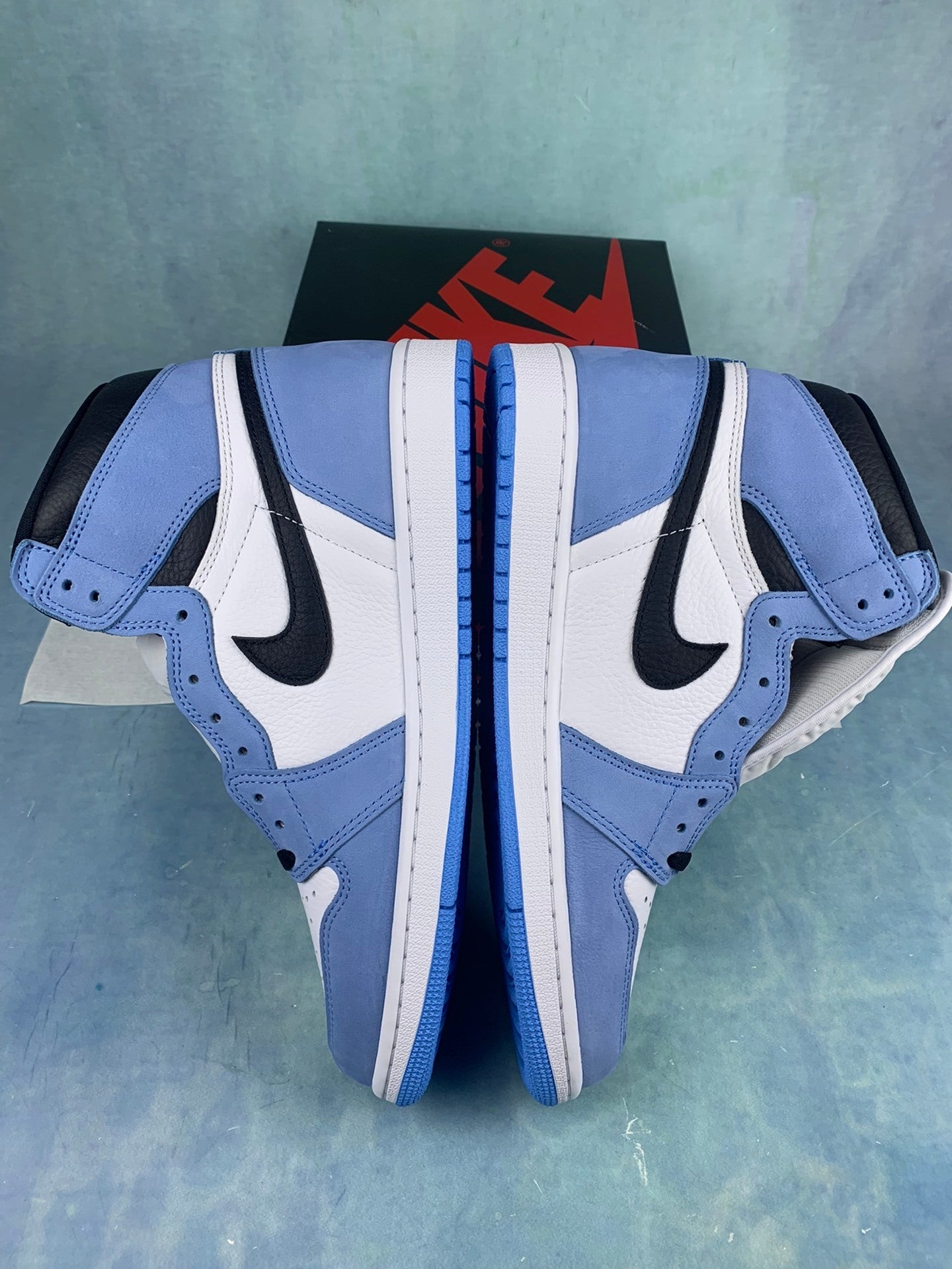 Air Jordan 1 Retro High OG University Blue
