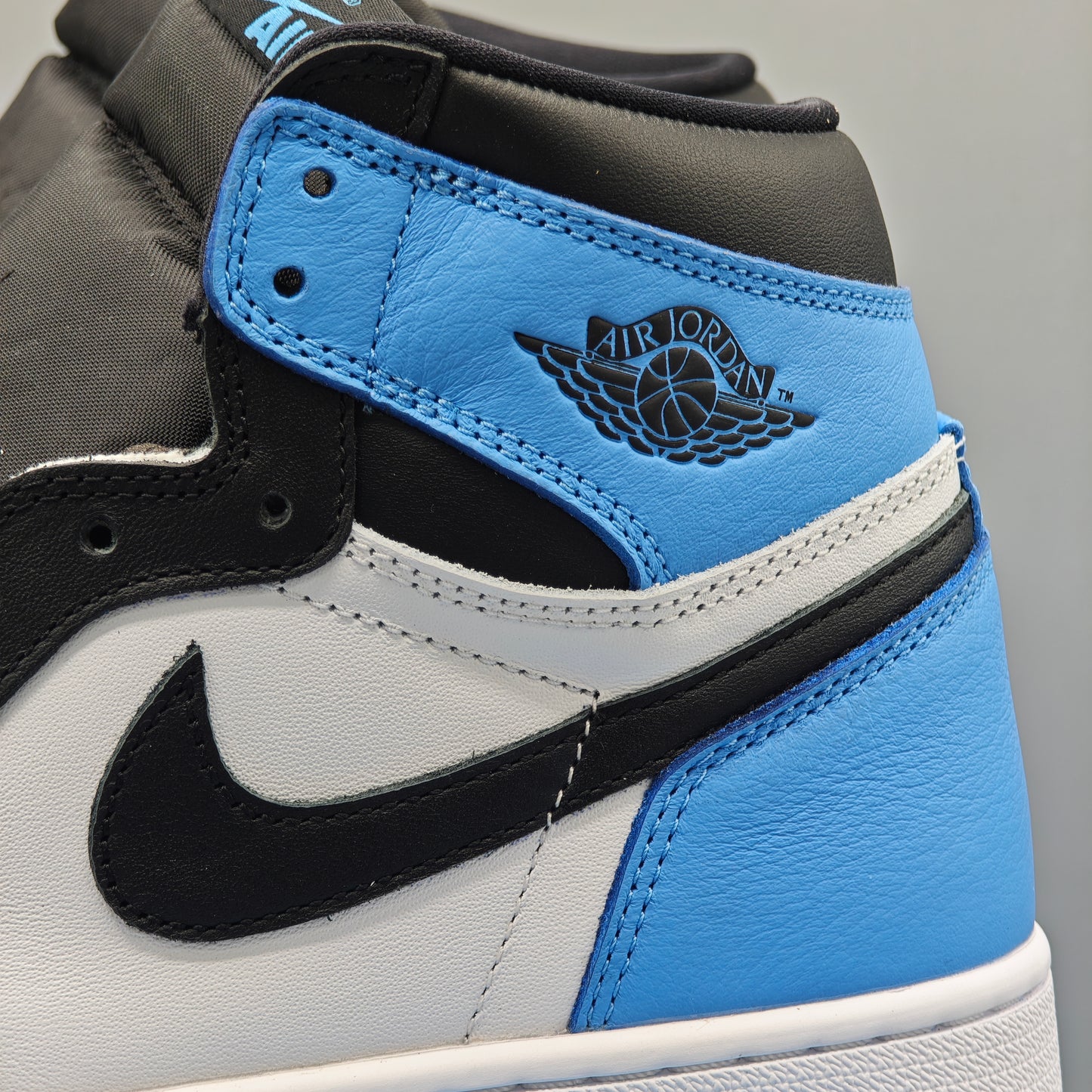 Nike Air Jordan 1 Retro High OG UNC Toe