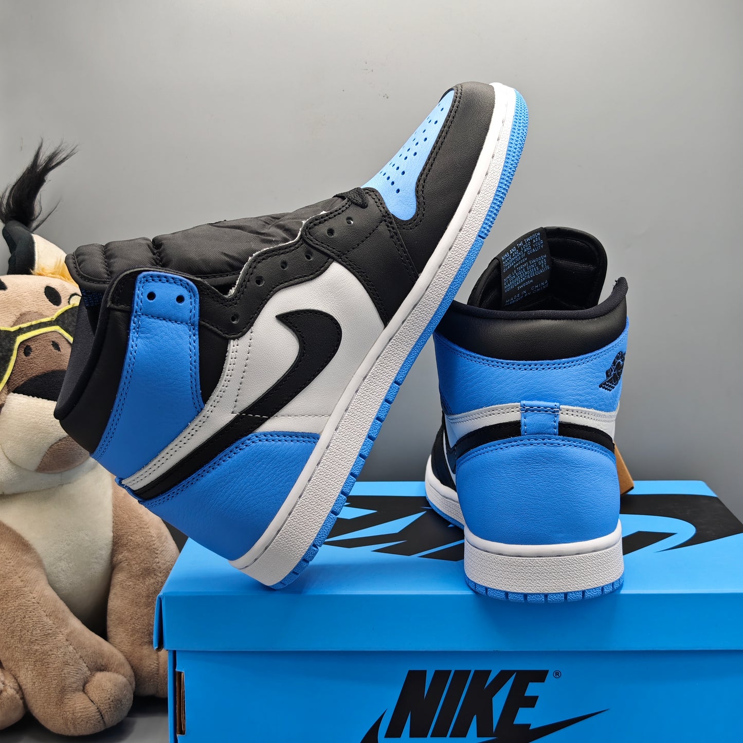 Nike Air Jordan 1 Retro High OG UNC Toe
