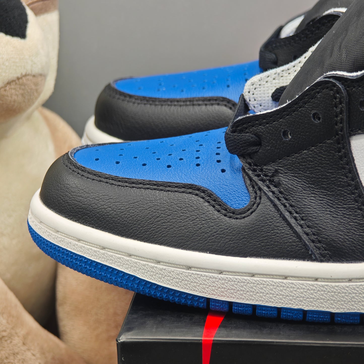Nike Air Jordan 1 Retro High Royal Toe
